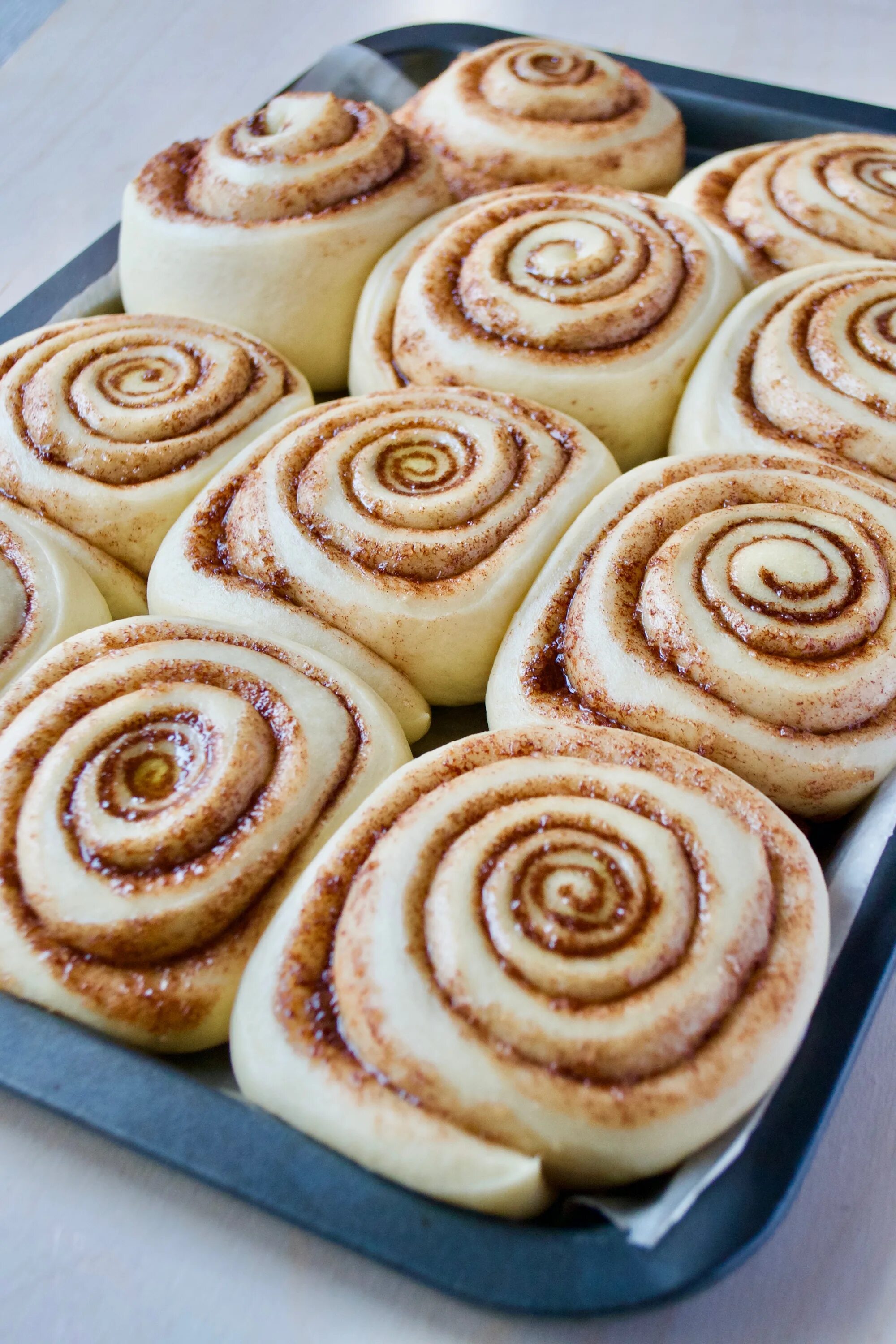 Рецепт вкусных булочек пошагово. Cinnabon булочки. Американские булочки синабон. Синнабон булочки с корицей. Французские булочки синабон.