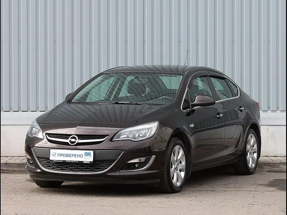 Opel Astra j 2013 седан. Opel Astra j 2015 седан.