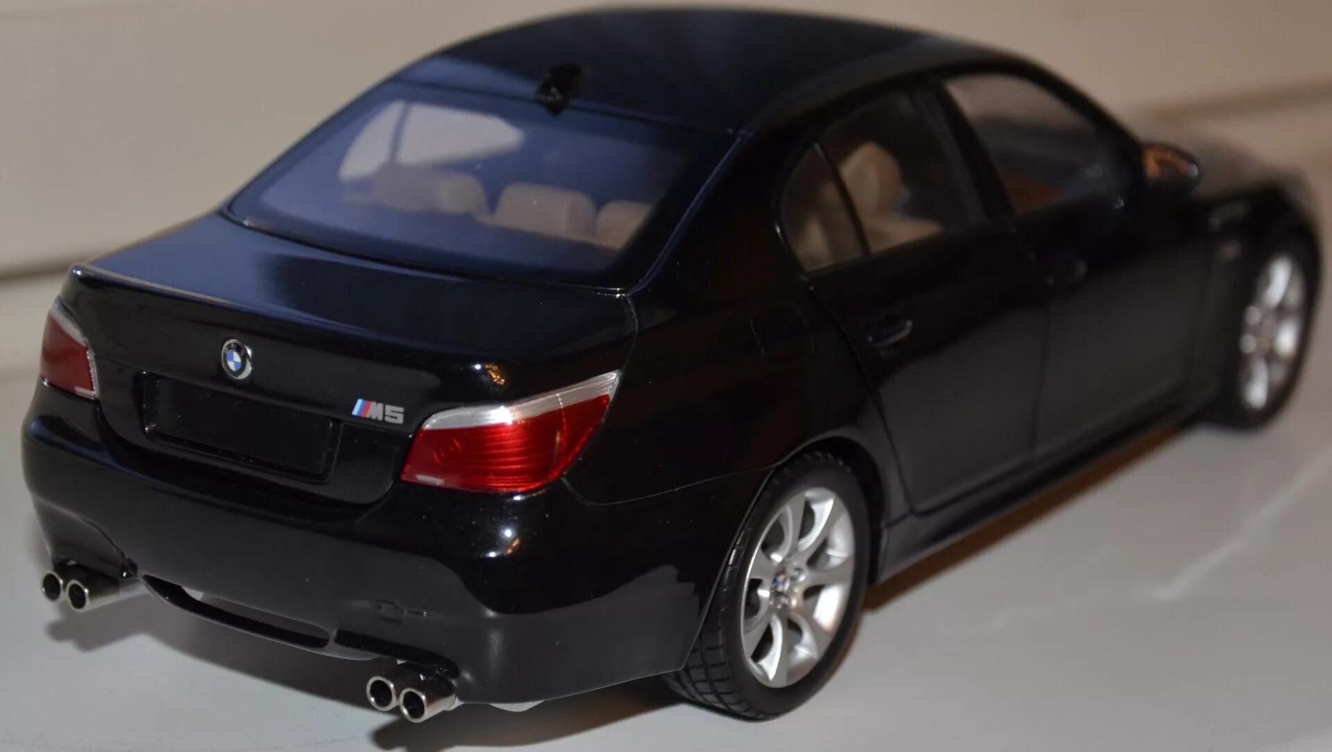 Машинка м5. BMW 5 e60 1:43. BMW m5 e60 Kyosho 1/18. Модель BMW e60 m5. BMW m5 e60 модель Kyosho.