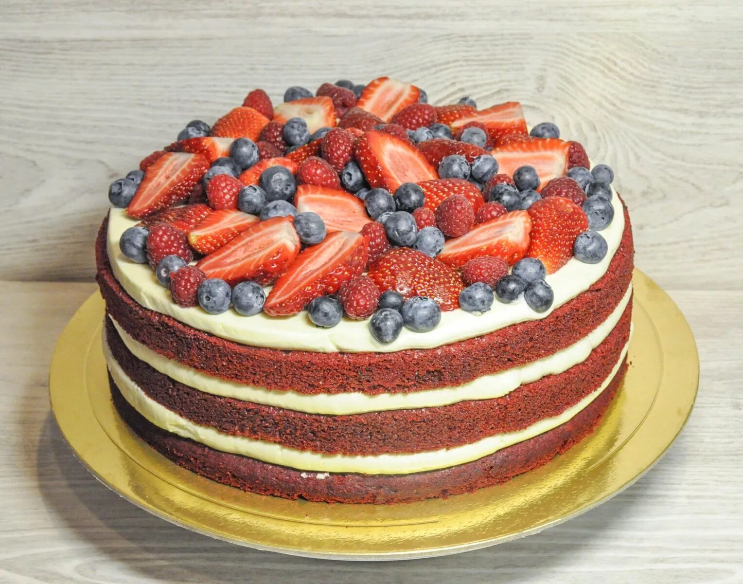 Торт самостоятельно приготовить. Торт. Украшение торта. Бисквит с ягодами. Фруктовый торт.