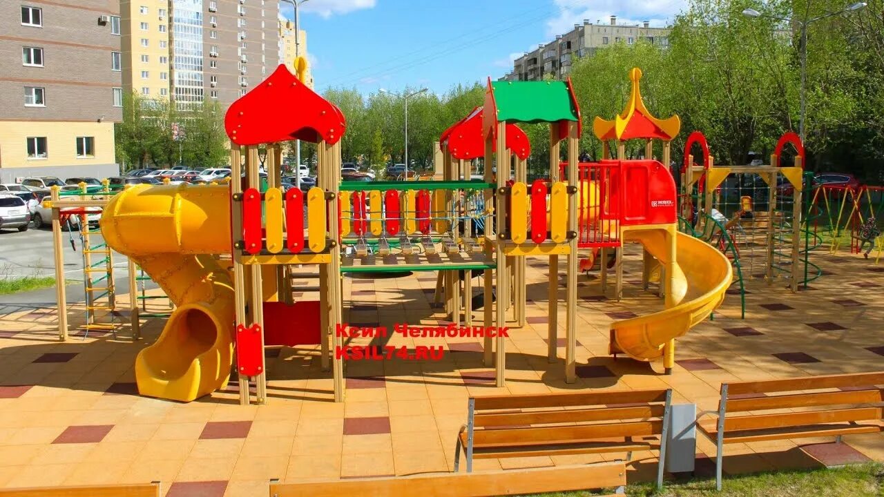Ксил 2205. Игровой комплекс больница. Двор с детской площадкой. Игровые площадки красноярск. Детская площадка с наве.
