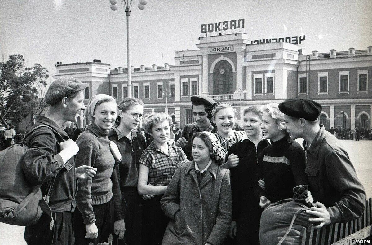 1950 году словами. 50е годы СССР молодежь. Комсомол 1950 Целина. «Молодежь, на целину!» Брежнев. СССР молодежь 50х.