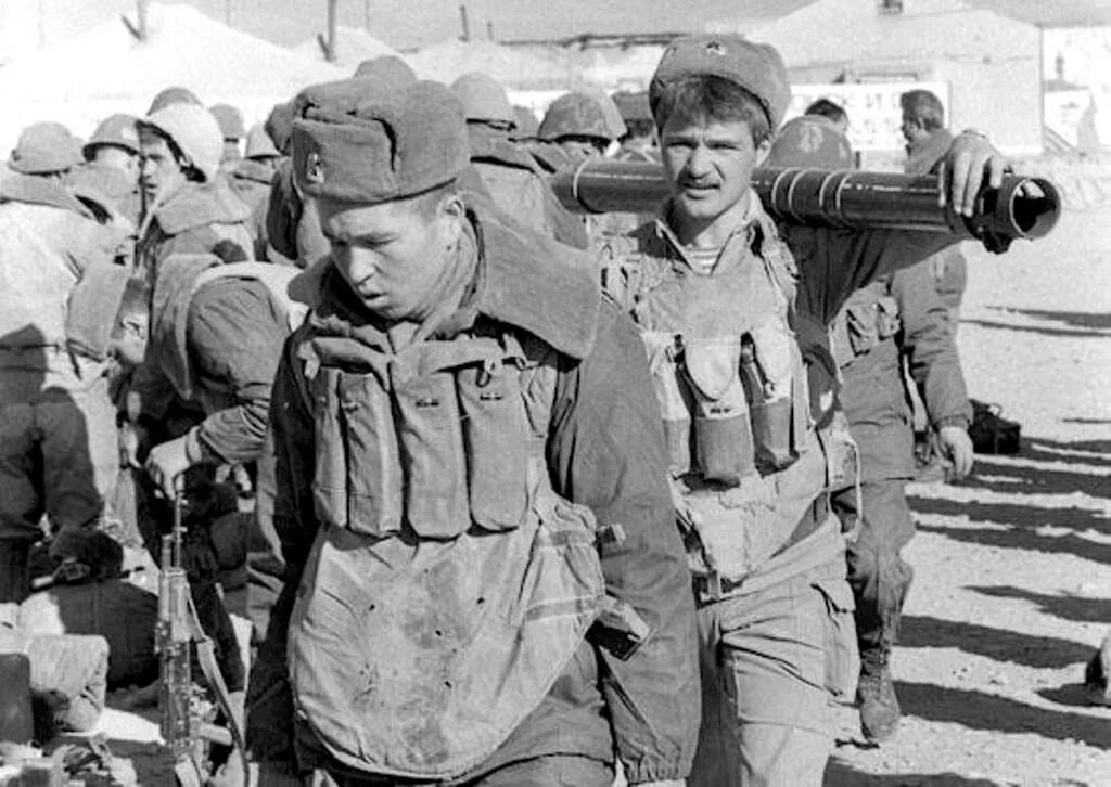 Ввод ограниченного контингента в афганистан. Афган 1979. солдаты афганистана 1979-1989. дезертиры в афганистане 1979-1989. солдат дра афганистан.