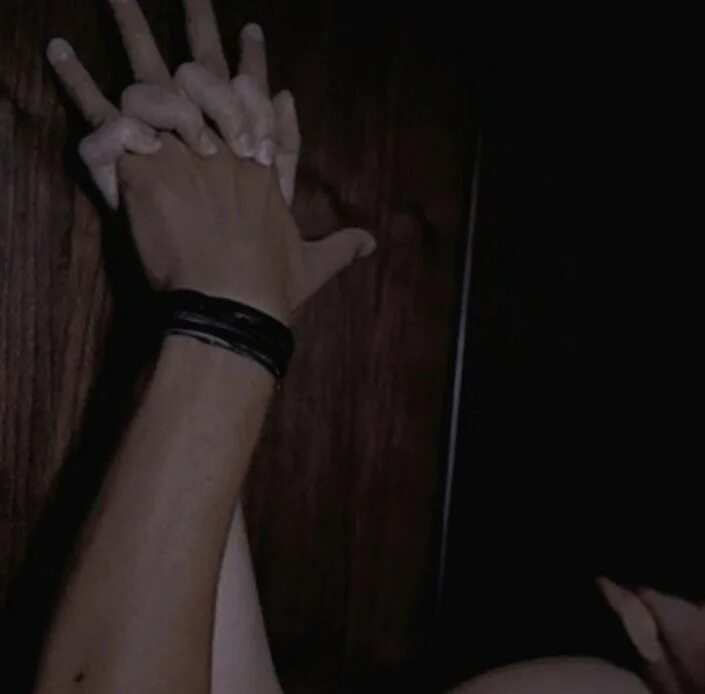 Девушка нежность. Руки прижала девушке. Рука прижимает руку. Страстные прикосновения. Мужчина прижимает девушку.