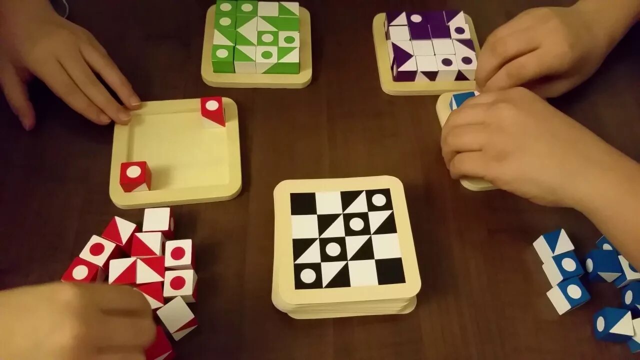 Q bitz. Bitz играть на деньги. Зал игровых автоматов на деньги. Money игра. Q bitz игра.