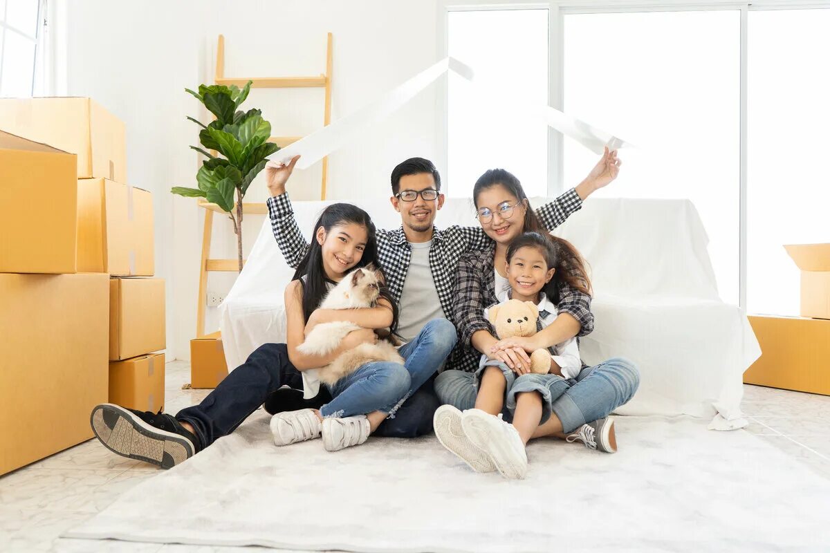 7 семей купить. Семья в квартире. Семья азиаты. Семья, дом. Большая семья в квартире.