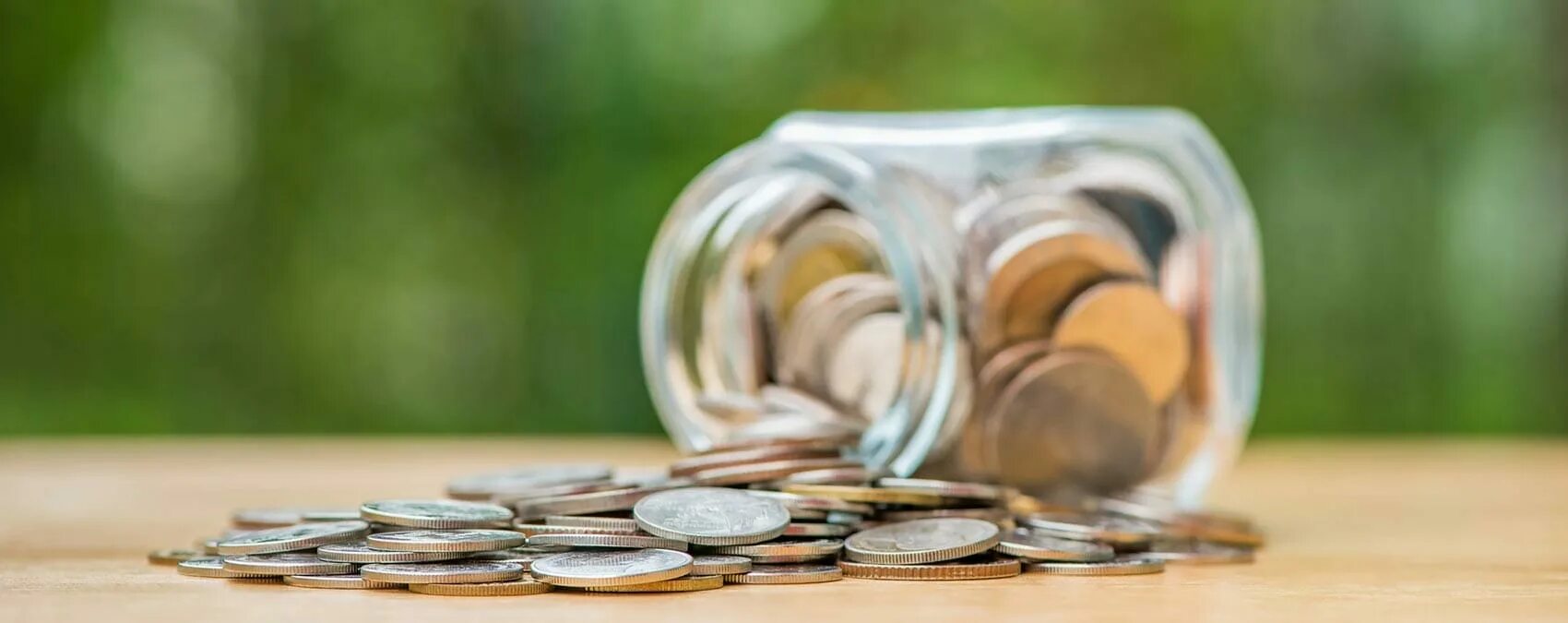 Your money on the table. Монеты в стеклянной банке. money on table. left money. банка идей картинка.