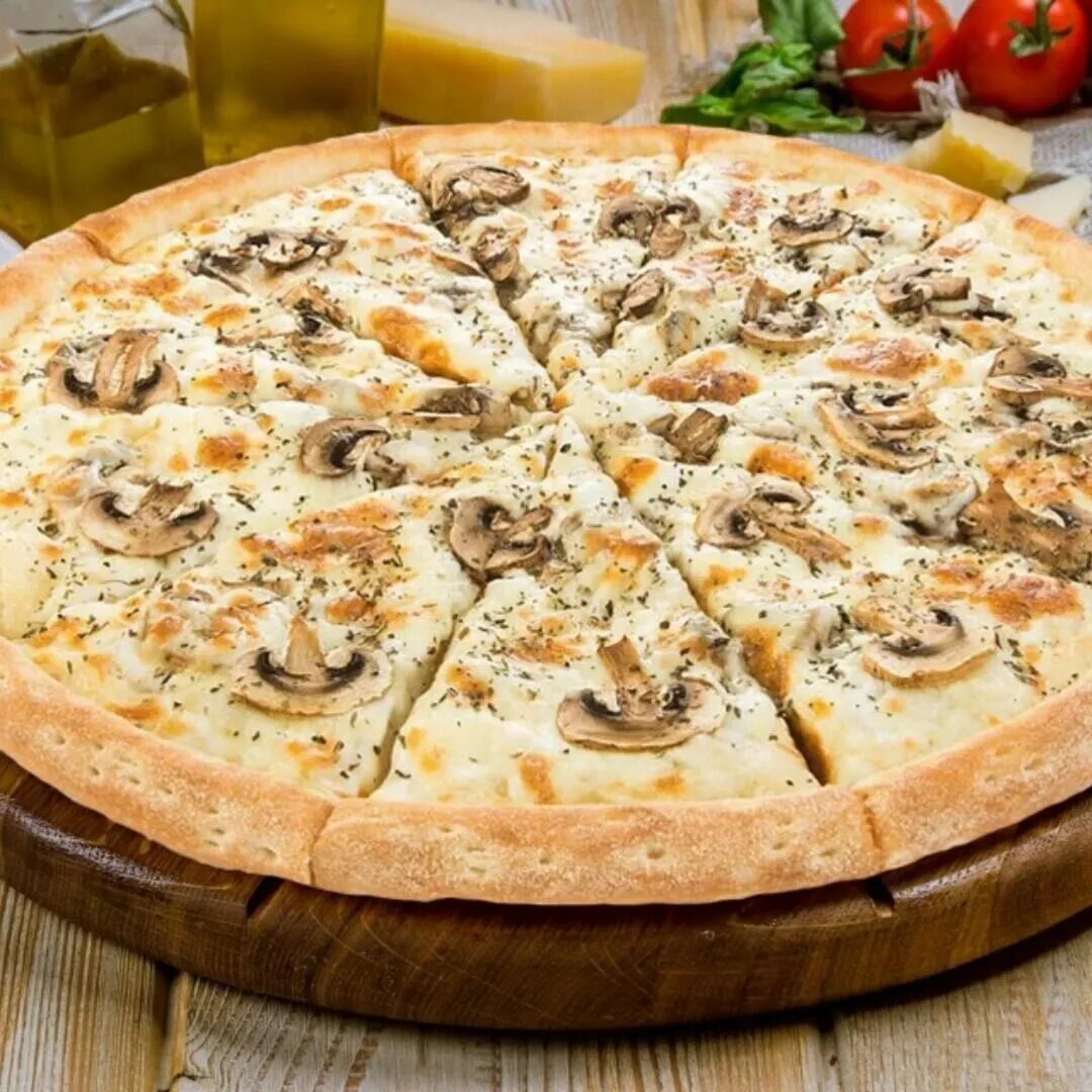Пицца североуральск. Пицца куриный жульен. Пицца с грибами. Пицца с курицей и грибами. Пицца с шампиньонами.