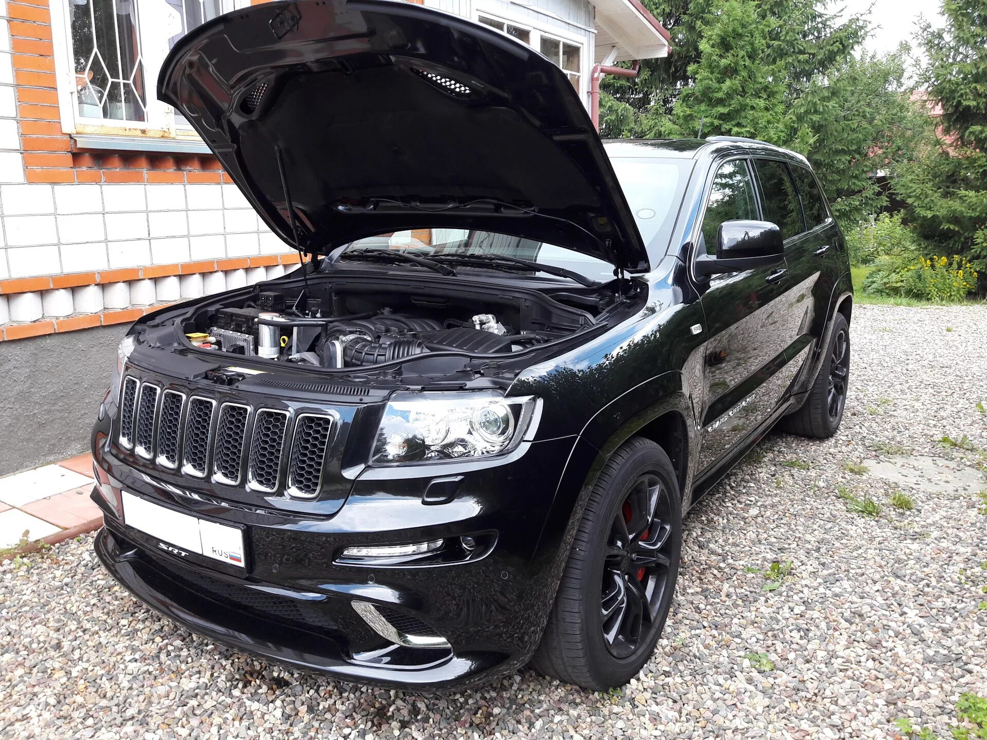 Капот джип чероки. Капот Jeep srt8. Утеплитель капота Jeep Grand Cherokee wk2 srt. Jeep Grand Cherokee wk2 под капотом. Jeep Grand Cherokee 2015 капот.