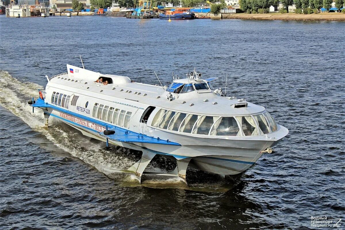 Быстроходное пассажирское судно. СПК Метеор 120р. «Метеор 120р»Валдай 45р. Новый Метеор 120р. Речной катер Метеор.