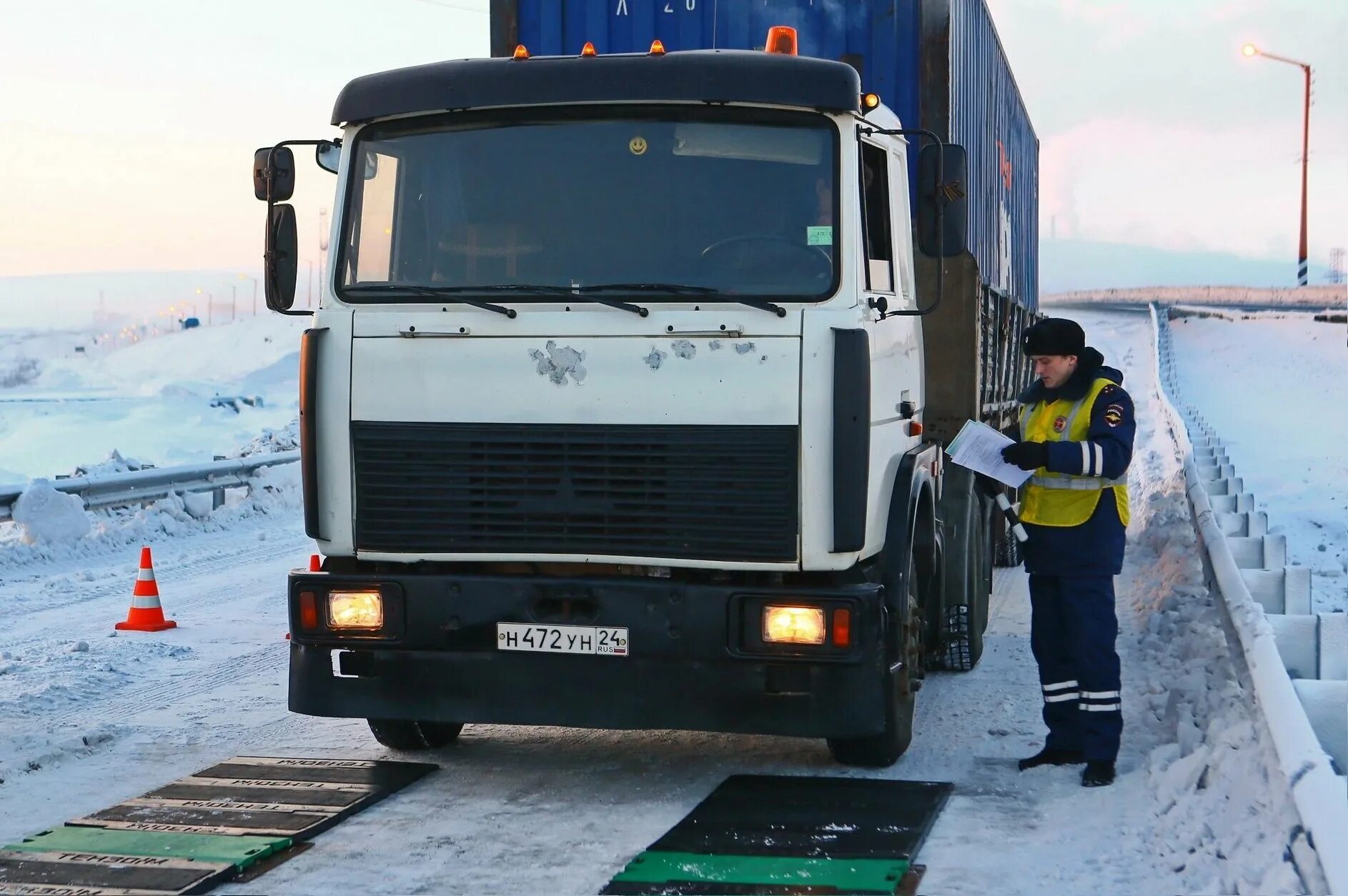 Перегруз грузового автомобиля 2024. Весовой контроль для грузовых автомобилей. Передвижной весовой контроль. Весовой контроль на дороге. Грузовик на весовом контроле.