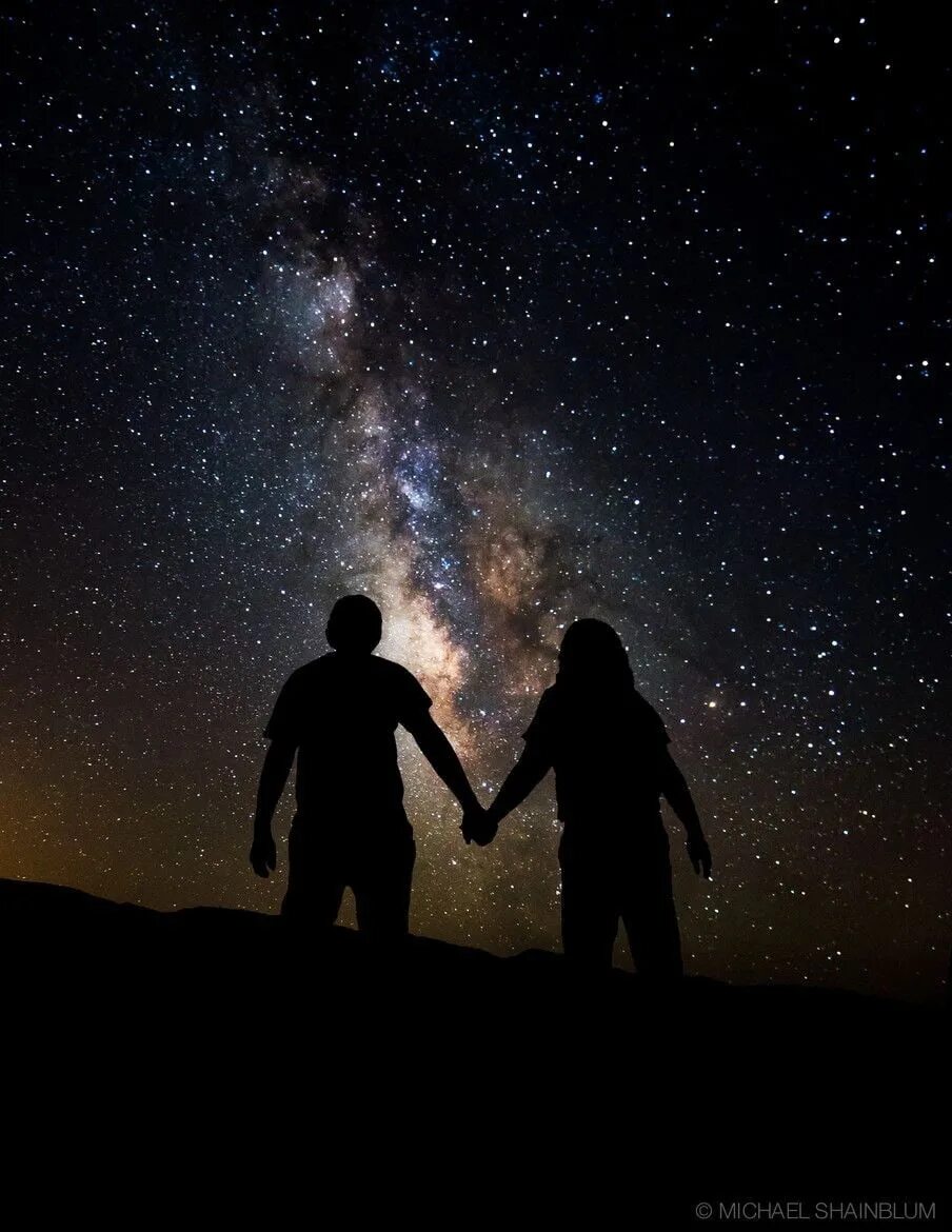 Путь среди звезд. Звездное небо пара. Влюбленные ночью. Под звездным небом. Влюбленные в космосе.