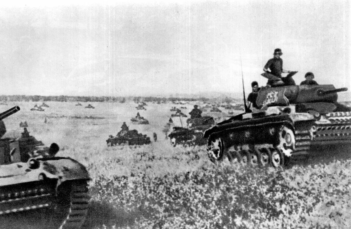 Битва под москвой 1941. Декабрь 1941. Поле боя сталинградская битва. Битва за москву 1941 контрнаступление. Синявинские высоты 1943 год бои.