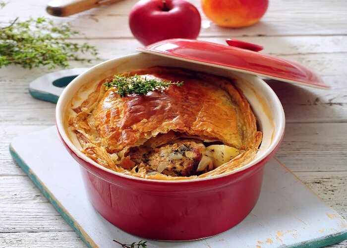 Овощи в горшочке. Курица с картошкой в горшочке. Рецепт куриной грудки в горшочке. Жаркое из индейки в горшочках в духовке. Свинина с картошкой в горшочках.