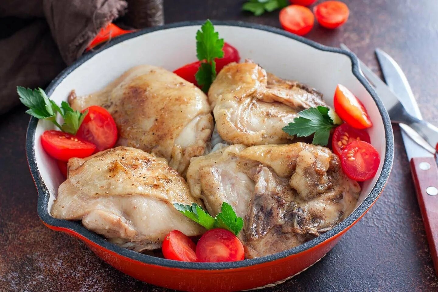 Бедрышки куриные на сковороде. Куриные бедрышки с луковым соусом. Филе бедра курицы на сковороде. Бедра жареные с луком. Куриные ножки на сковороде с подливкой.