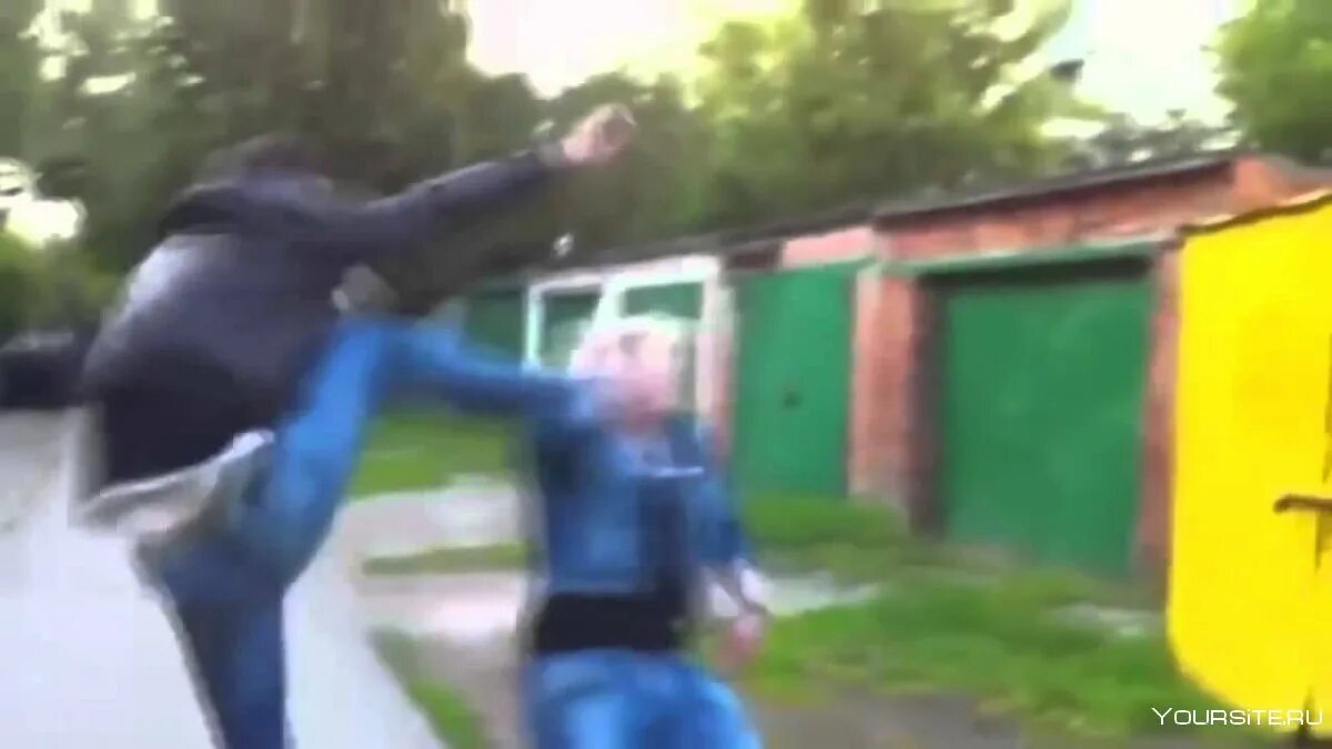 Бывшую девушку ударил. Бывшую девушку ударил