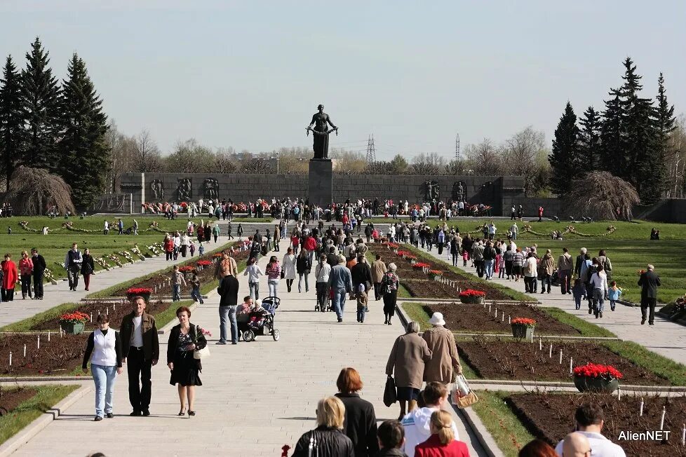 Памятник Пискаревское мемориальное кладбище. Мемориал на Пискаревском кладбище. Мемориальный комплекс на Пискаревском кладбище в с-Петербурге. Пискарёвское мемориальное кладбище Родина мать.