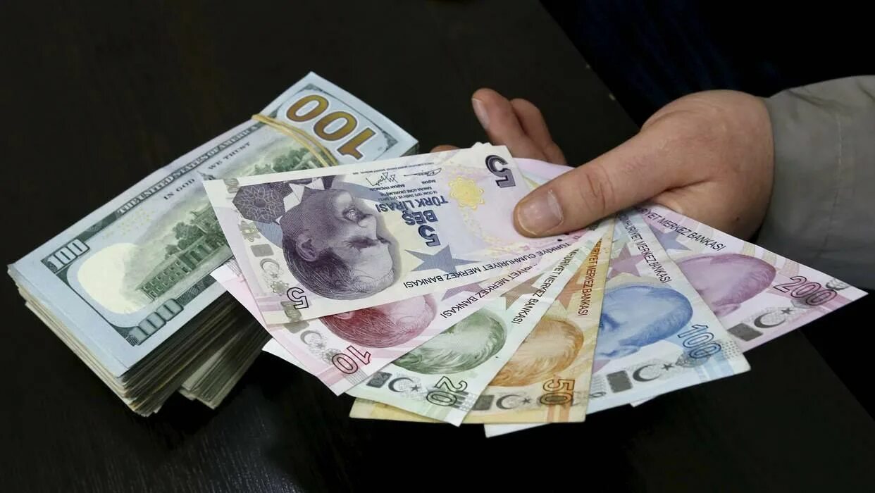 Доллар и евро. Турецкие деньги.
