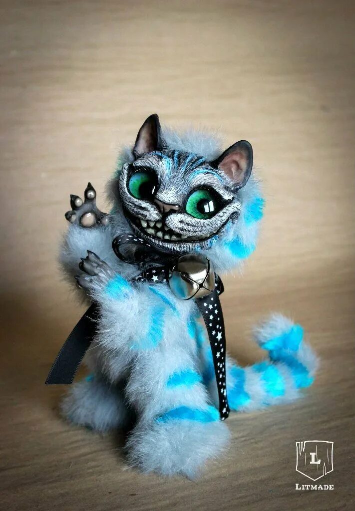чеширский кот полимерная глина. милые кошечки в костюмах. чеширский кот из сказки алиса в стране чудес. алиса что сделать с котом. алиса покажи котика.