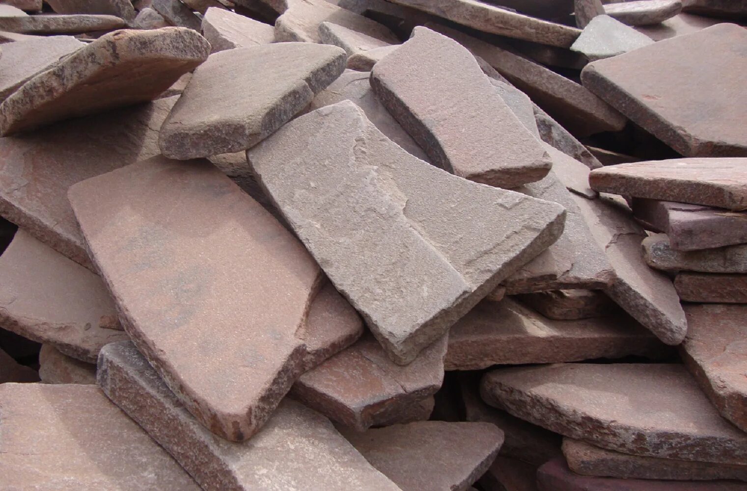 Яшма лемезит. Плитняк лемезит галтованный. Плитняк шунгит мощение. Уральский камень лемезит. Плитняк лемезит бордо.