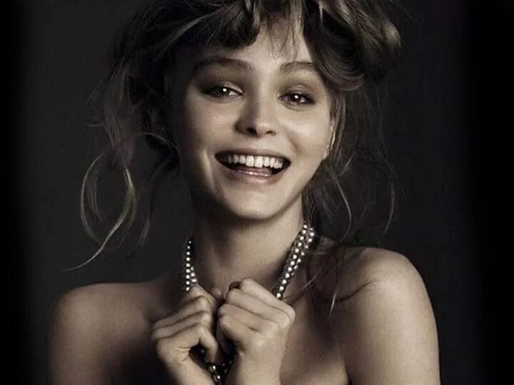 Молодые девочки с маленькой грудью. Lily Rose Depp. Дочь Джонни Деппа топлес.