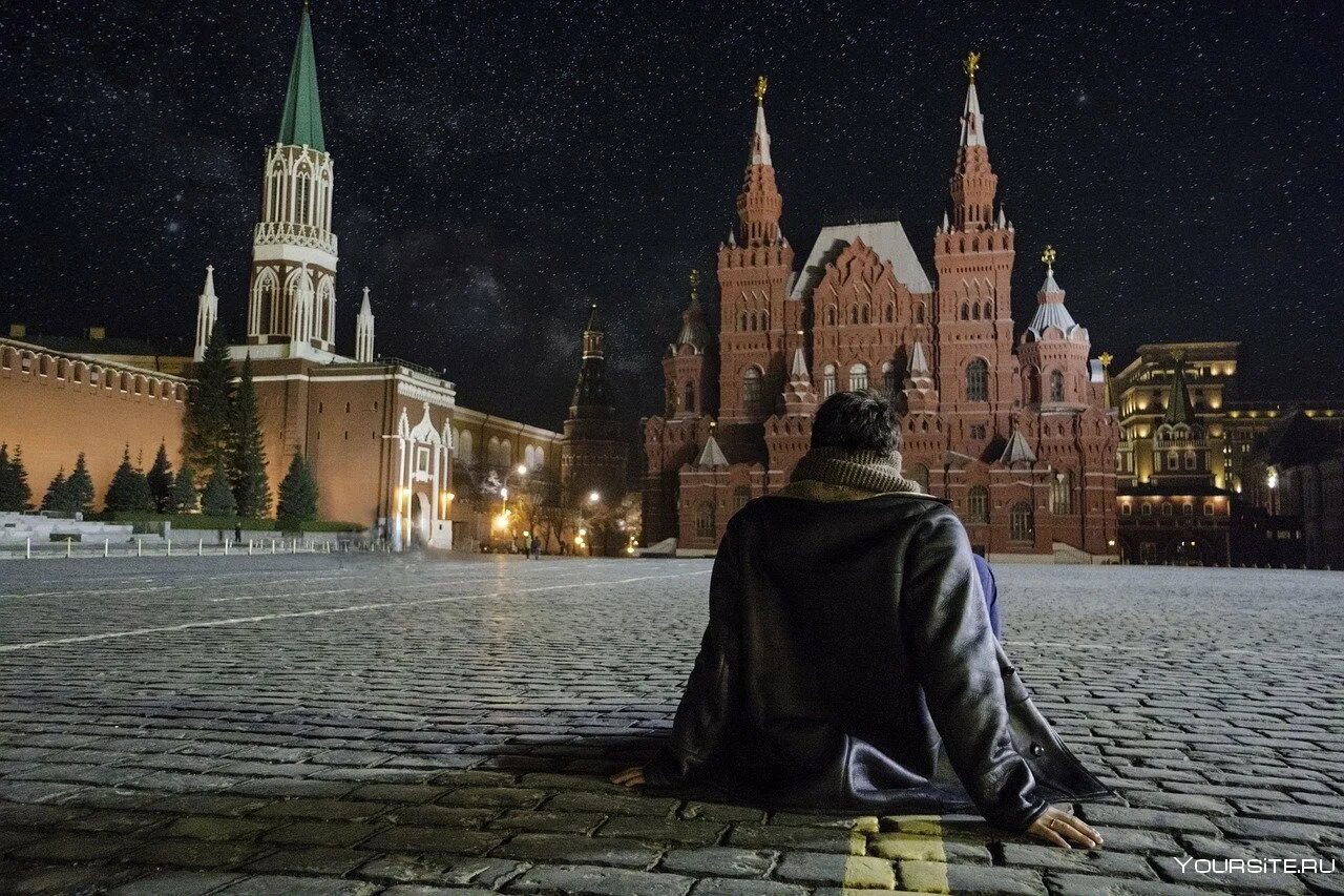 Москва фотки людей. Парень на красной площади. Парень в Москве в красной площади. Туристы в Кремле. Человек на фоне Кремля.