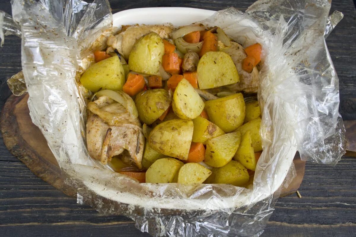 Картошка запеченная в рукаве в духовке. Курица с картофелем в рукаве. Картофель с овощами в рукаве. Картошка с овощами в рукаве в духовке.