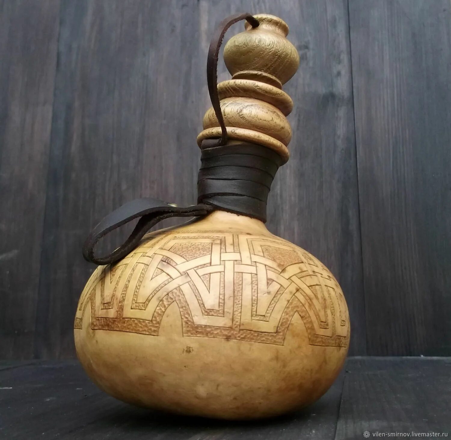 китайская фляга из тыквы. тыквенная бутылка. тыквенная бутылка. китайская тыква горлянка. бутылка из тыквы горлянки.