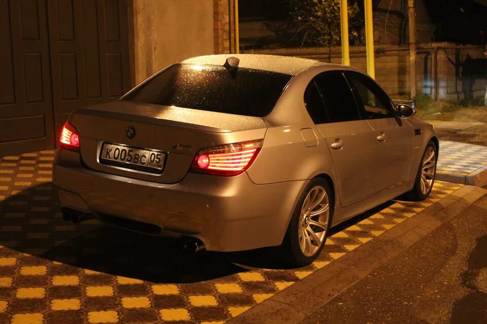 Открыть е60. BMW m5 e60. BMW m5 e60 Gold. BMW m5 e60 2006. БМВ м5 е60 Дагестан.