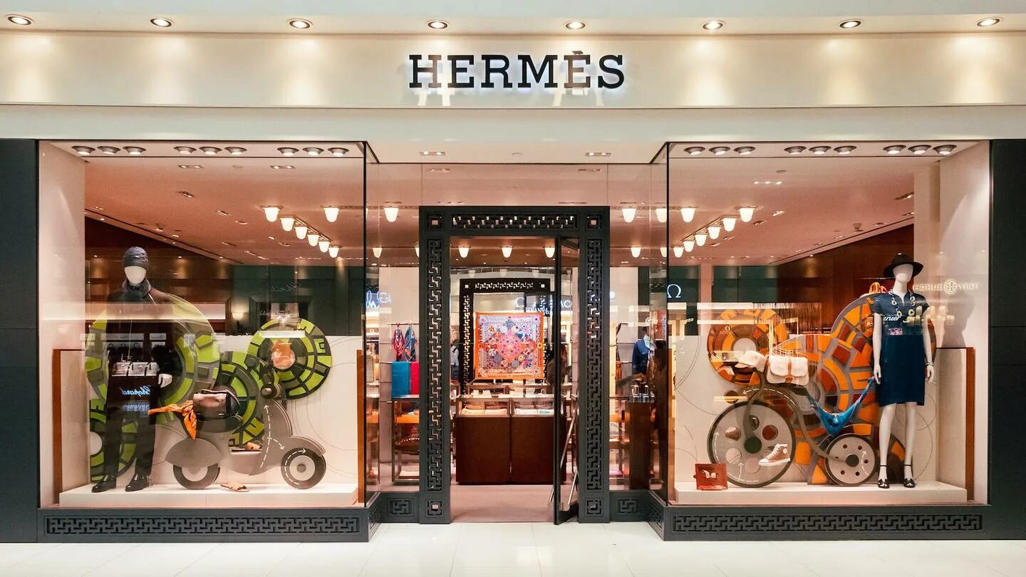 Гермес товар. Hermes магазин. Магазин Hermes в Париже. Модный дом Hermes. Hermes бренд магазины.