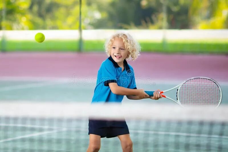 You can play tennis your. Дети играющие в теннис. Дети на теннисном корте. Большой теннис дети. Ребенок с теннисной ракеткой.