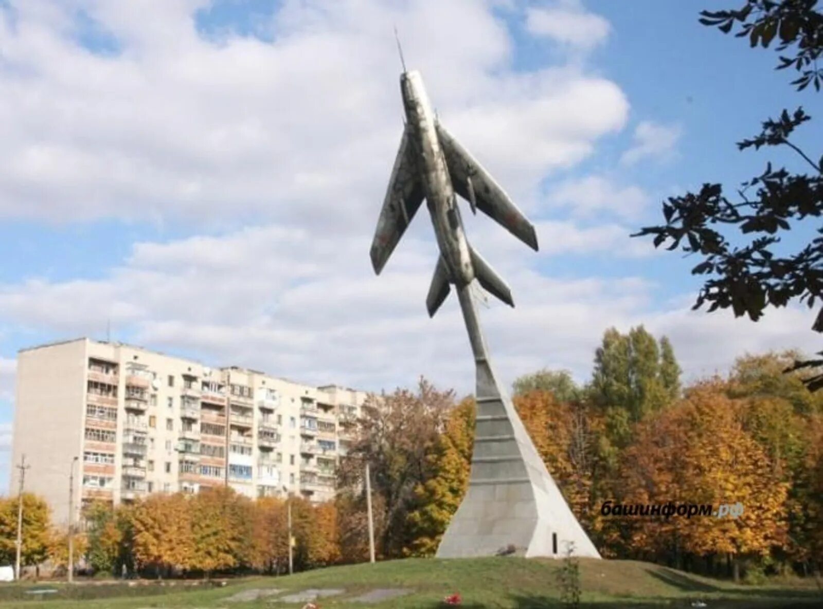 Памятник самолет в Красном Луче. Город красный Луч Луганская область. Город красный Луч Ворошиловградской области. Красный Луч Луганская область памятник самолет. Красный луч сайт