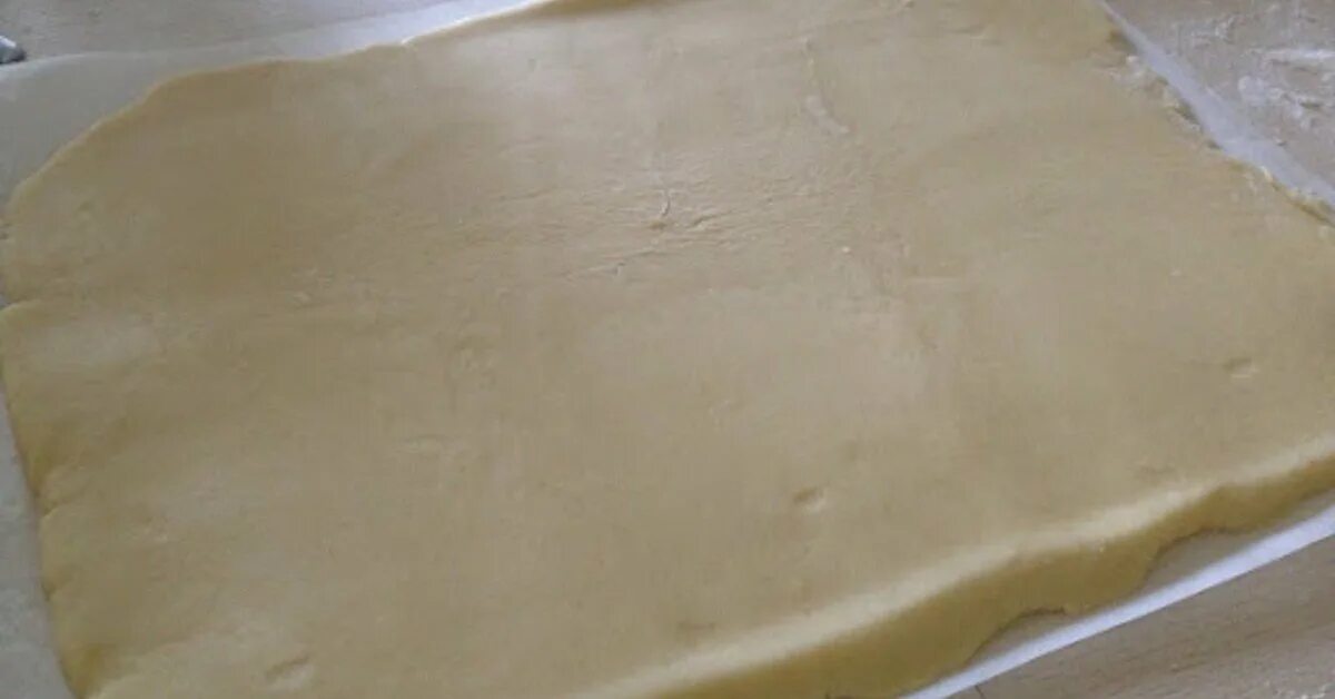 Тесто лоб. Песочный полуфабрикат. Готовое тесто раскатывают в пласт. Песочное тесто полуфабрикат. Основа для пирога.