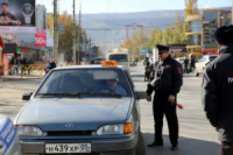 Такси город махачкала. Таксисты в Дагестане. Махачкалинский таксист. Такси Дагестан. Такси по городу Махачкала.