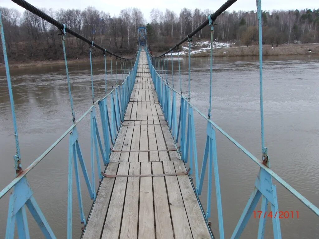 Уровень воды в угре товарково сегодня. Подвесной мост в Товарково. Товарково Калужская область мост подвесной. Товарково Угра мост. Река Угра Товарково.
