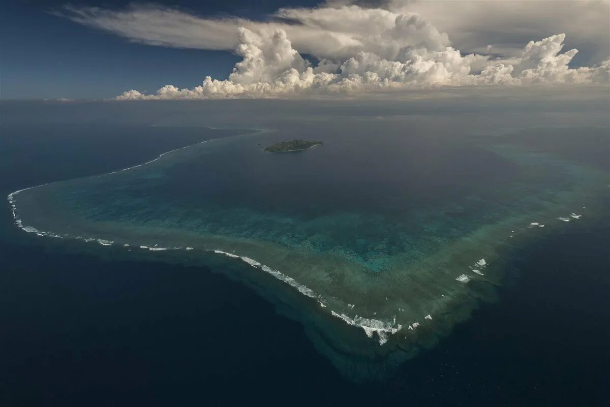 Фиджи — риф Элеутера. Большой океан. Большие моря. Огромная стена в океане.