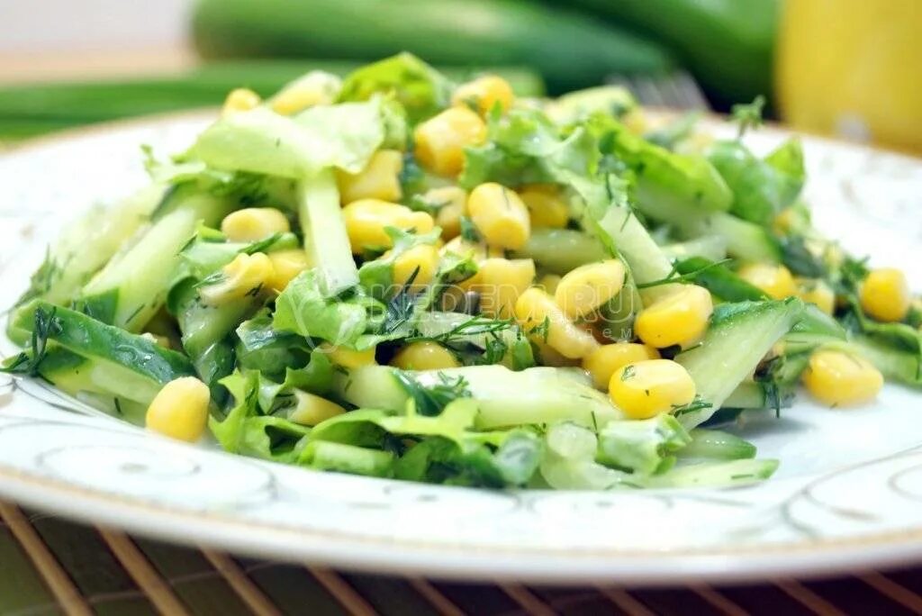 Салат с кукурузой и огурцом. Салат с кукурузой и свежим огурцом. Салат из огурцов и кукурузы. Салат зелень кукуруза.