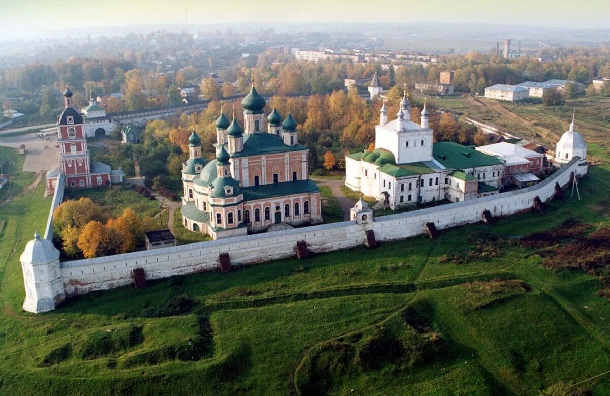 Главный самый важный монастырь. Успенский Горицкий монастырь (Переславль-Залесский). Золотое кольцо Переславль-Залесский Горицкий монастырь. Горицкий Успенский монастырь. Переславль-Залесский Переславский Кремль.