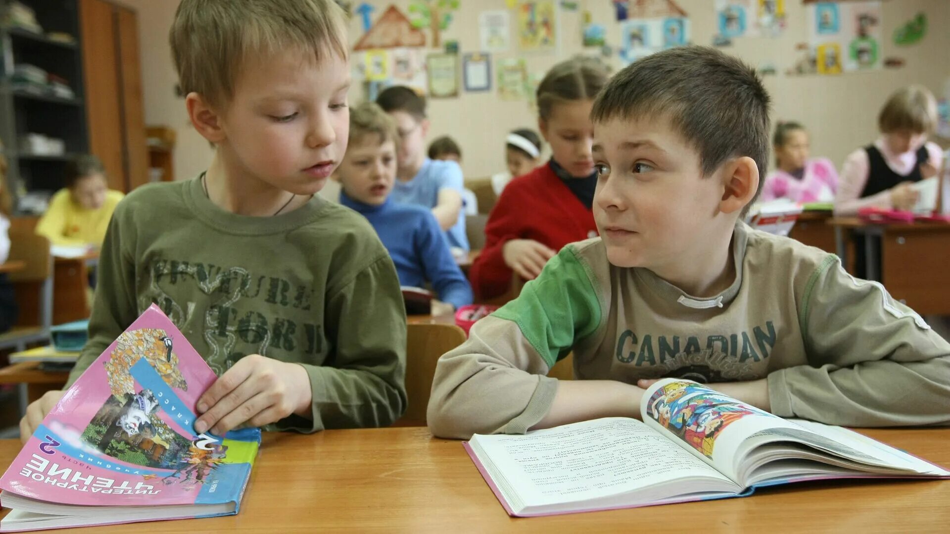 На уроке чтения читай. Чтение в школе. Школьники на уроке чтения. Дети на уроке. Дети на уроке чтения.