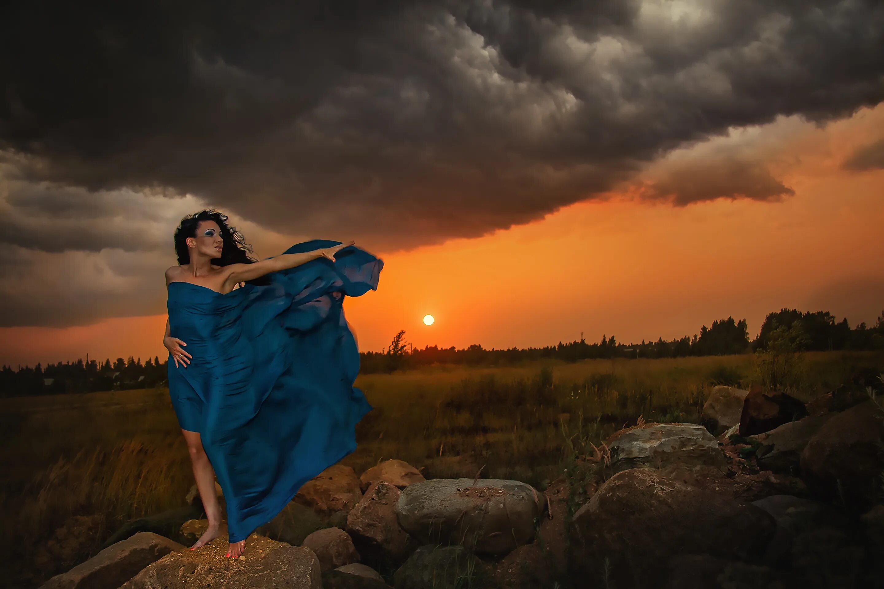 Девушка гроза. Девушка гроза. Фотосессия на фоне грозы. Гроза всех женщин. Девушка гроза.