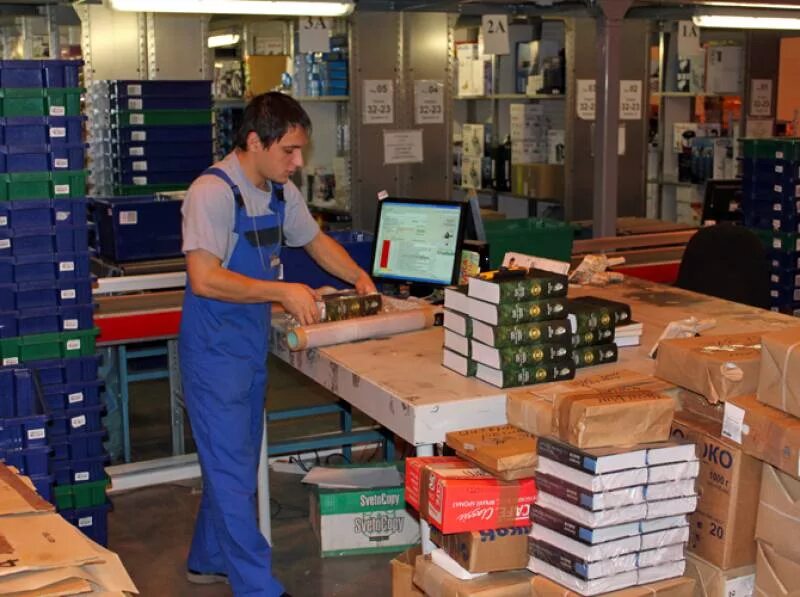 сортировщик на склад. работа озон упаковщик. сотрудник склада озон. комплектовщик на склад. сборщик заказов на склад.