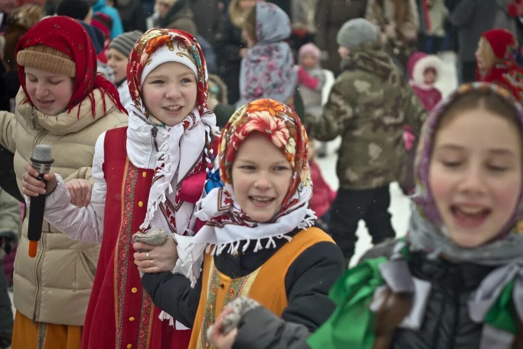 Хоровод на масленицу музыка с движениями. Масленица хоровод. Хоровод Масленица для детей. Масленица в Мураново. Хоровод на Масленицу в детском саду.