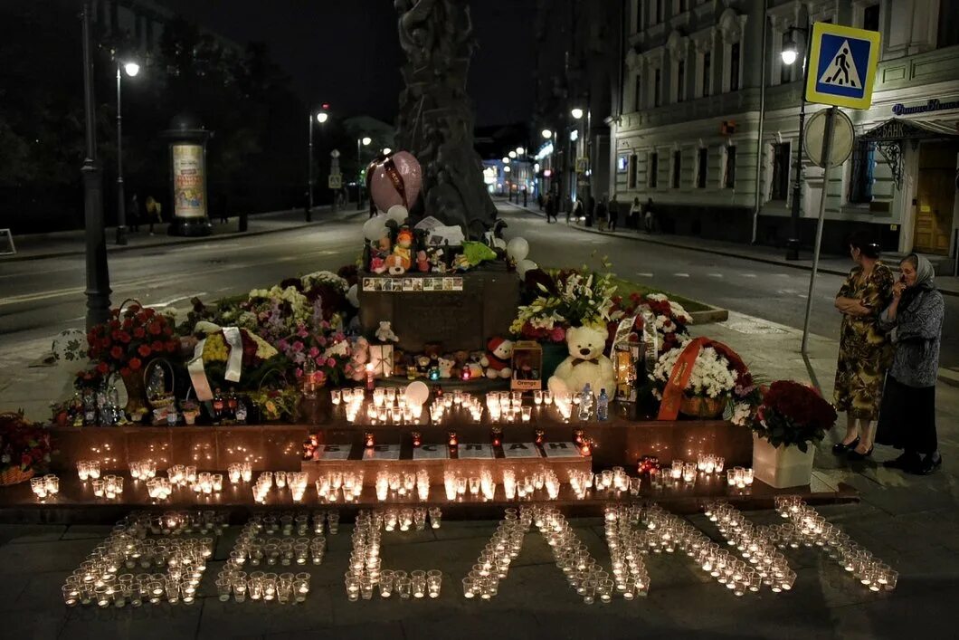 Песни в память о теракте в крокусе. 3 Сентября памятник жертвам теракта в Беслане. Памятник жертвам теракта в г. Беслане. Памятник трагедии в Беслане в Москве. Теракт в Беслане 1 сентября.