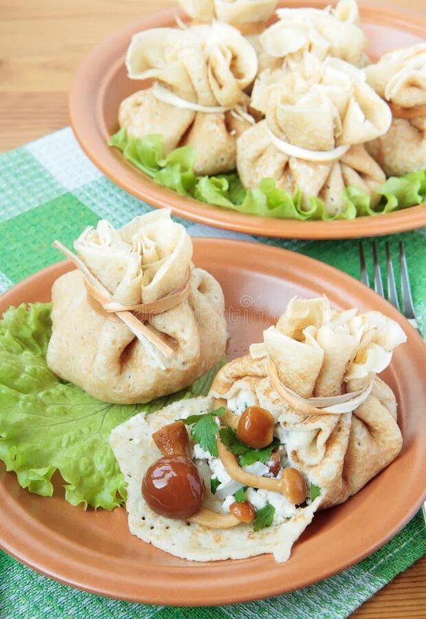 Курица с грибами в блинных мешочках