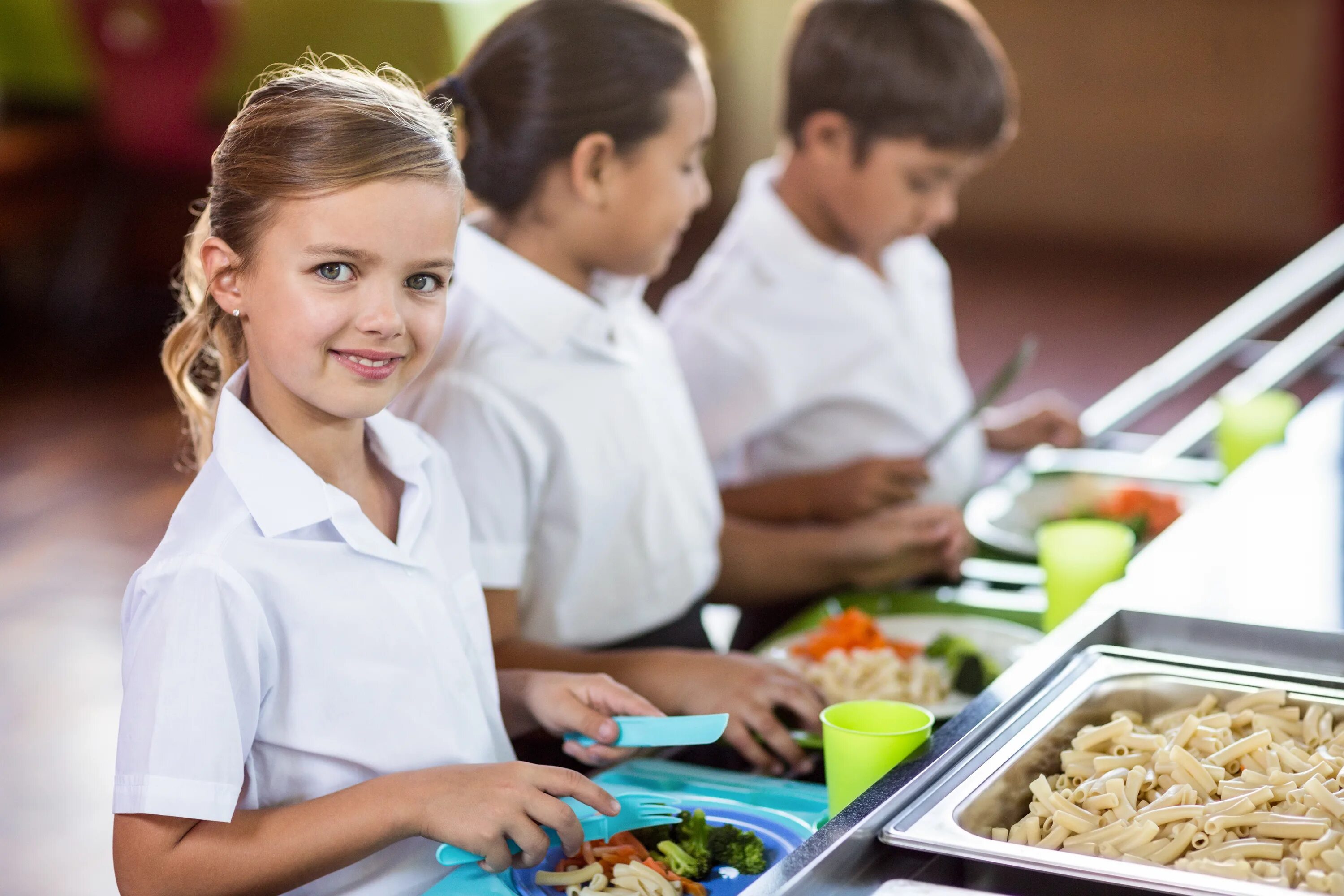 Организовать питание в школе. Дети в столовой. Школьники в столовой. Обед школьника. Питание в школе.