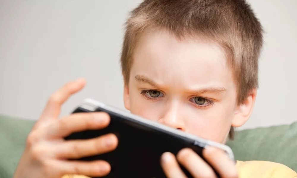 Ребенок с телефоном. Школьник за телефоном. Пользование телефоном в школе. Телефон в школе. Запрет телефонов в школе.