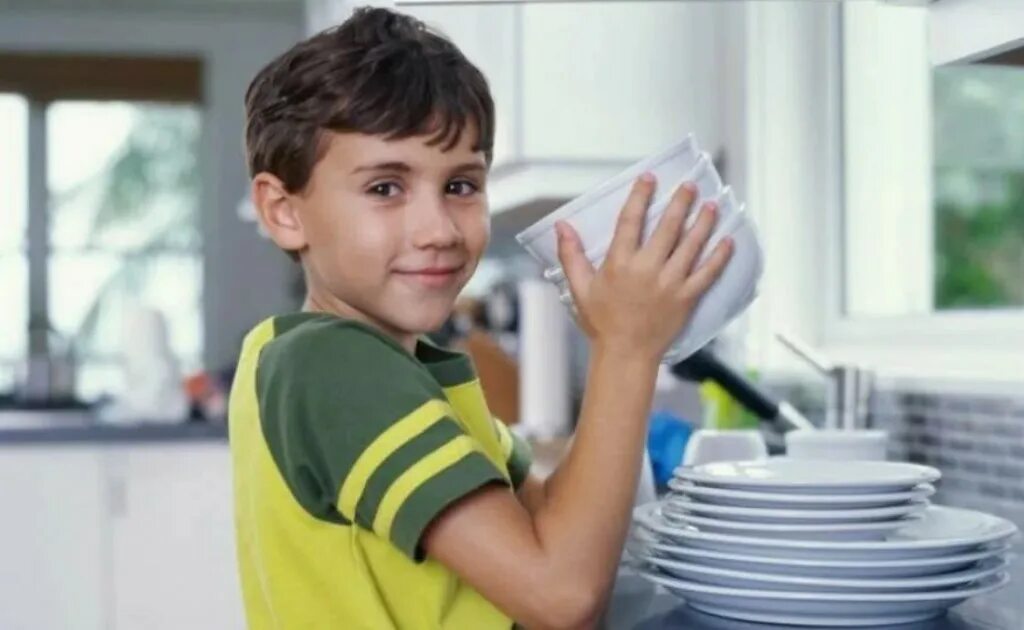 Мальчик помогает маме. Ребенок моет посуду. Мальчик моет тарелку. Мальчик моет посуду.