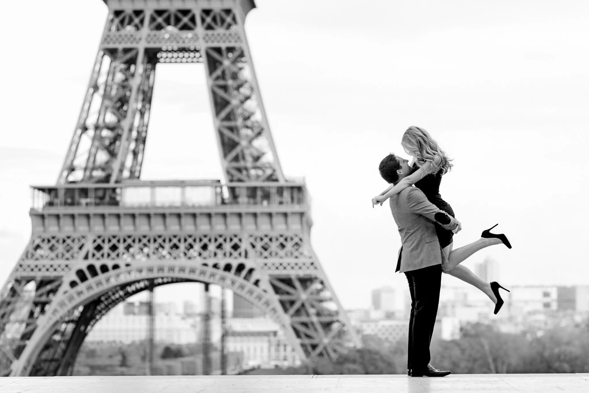 Влюбленные в Париже. Влюбленная пара в Париже. Эйфелева башня. Эйфелева башня черно белая. Скучаю по парижу