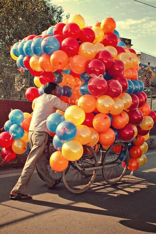 Продавец воздушные шары. Воздушные шары. Шарики на улице. Фотосессия с шарами. Человек с воздушными шарами.