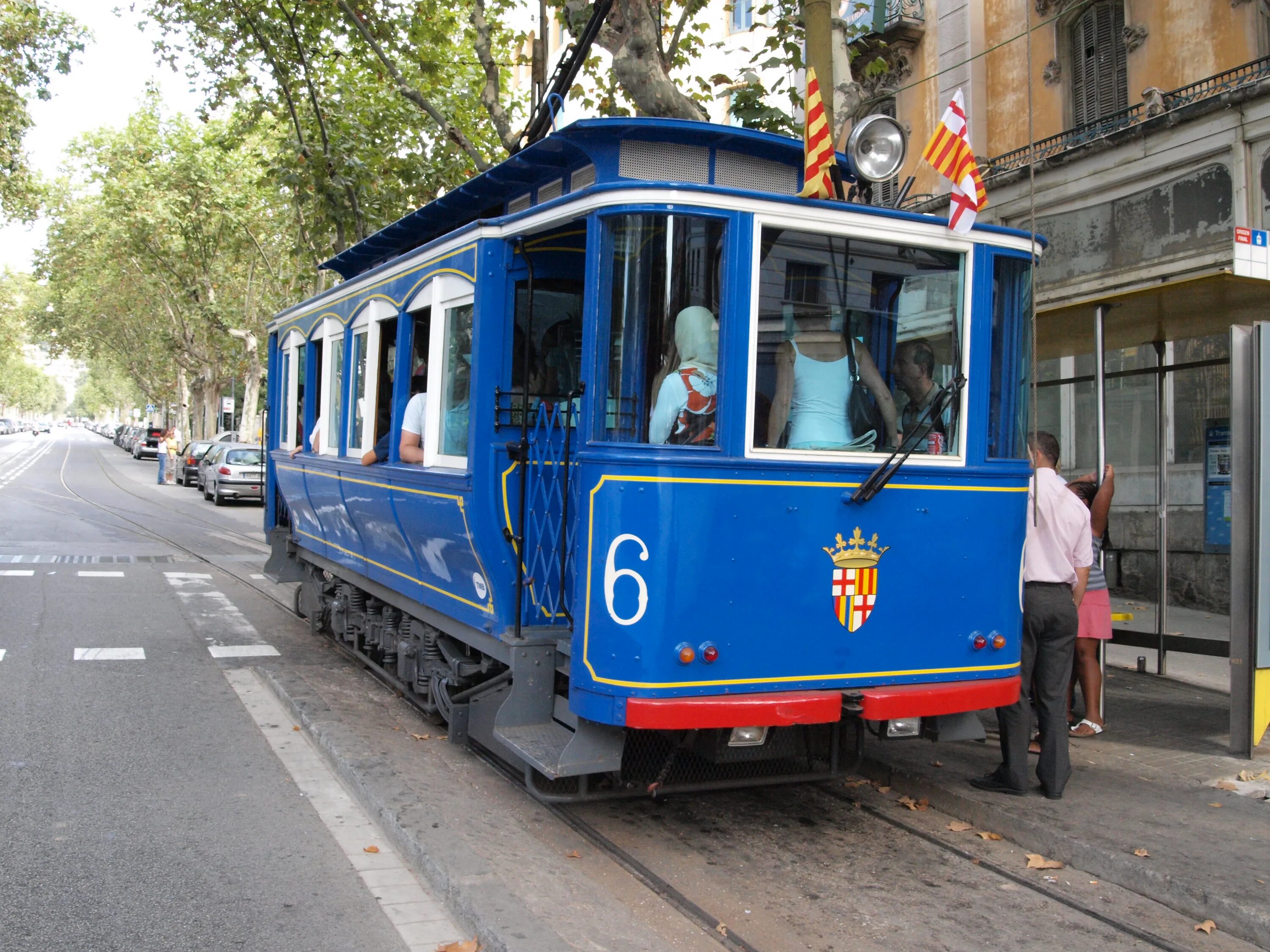 Слушать трамвайчик. Трамвай Барселона. Tram в Барселоне. Барселона голубой трамвай. Синий трамвай.